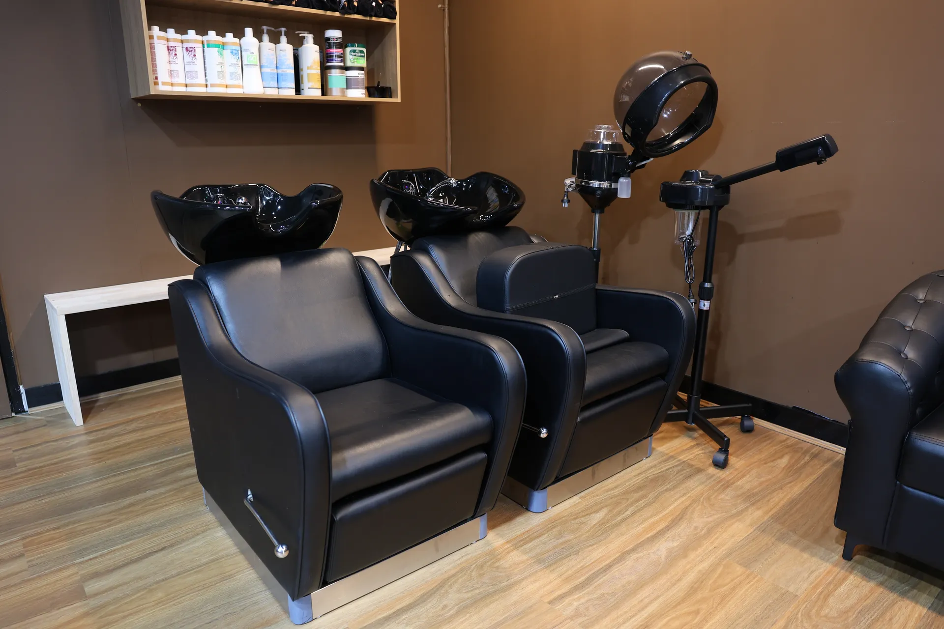 The hair-wash station with reclining chairs and steamer